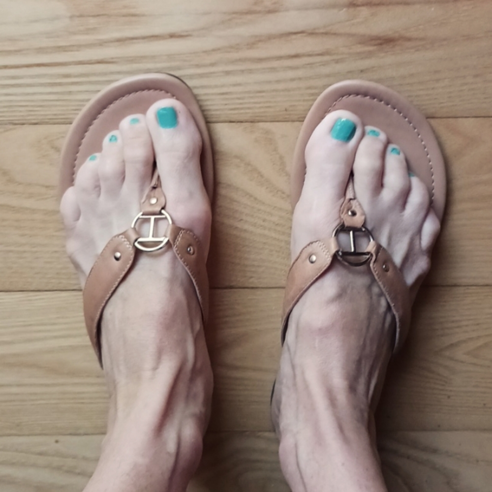 Talbots Flip Flops in Tan (non-patent finish) Size 7 EUC